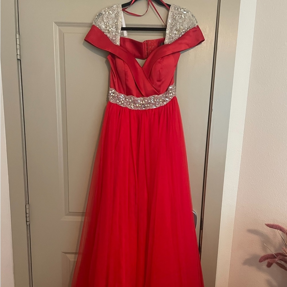 size 8 privé dress! gorgeous just too tight on me! it’s a ball gown tulle!